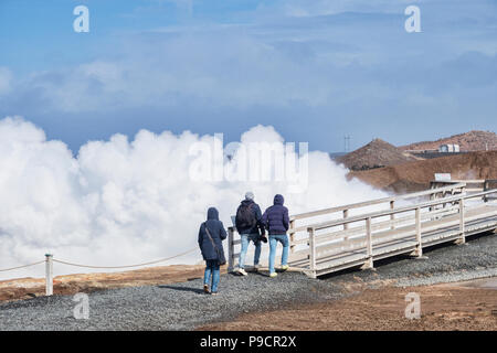 18 avril 2018 : la péninsule de Reykjanes, l'Islande - Touristes à Gunnuhver Hot Springs. Banque D'Images