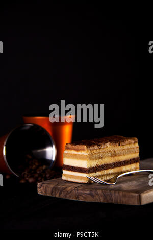 Gâteau à la crème Tiramisu photographié au Stand Out Studio, Gloucestershire - 21.09.2017 Photo par Carl Hewlett Banque D'Images