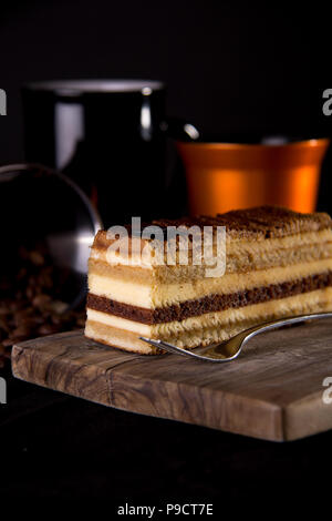 Gâteau à la crème Tiramisu photographié au Stand Out Studio, Gloucestershire - 21.09.2017 Photo par Carl Hewlett Banque D'Images