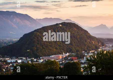 La montagne Kapuzinerberg dans le centre de Salzbourg, en Autriche, en Europe avec les Alpes autrichiennes derrière au crépuscule Banque D'Images