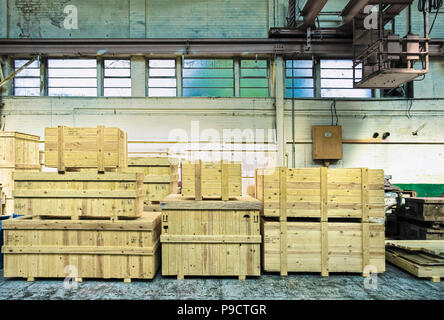Caisses d'emballage en bois dans un ancien entrepôt, England, UK Banque D'Images