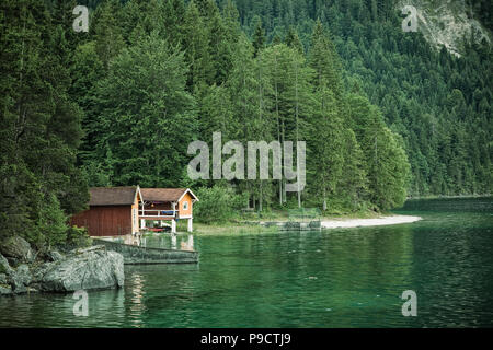 Petit hangar à bateaux au bord du lac Eibsee dans les Alpes bavaroises, Bavière, Allemagne Banque D'Images