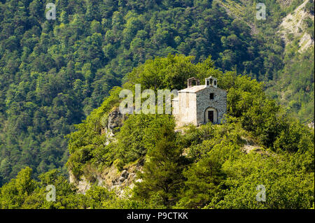 Petite chapelle perchée sur une colline près de clans, Alpes Maritimes, Provence, France, Europe Banque D'Images