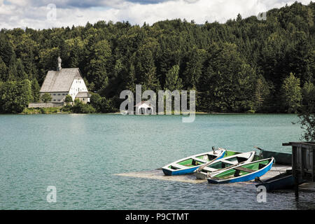 Bateaux et maison sur le lac de Walchensee, Allemagne du Sud, Europe Banque D'Images