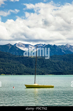 Petit voilier amarré sur le lac de Walchensee, Bavière, Allemagne du Sud, de l'Europe Banque D'Images