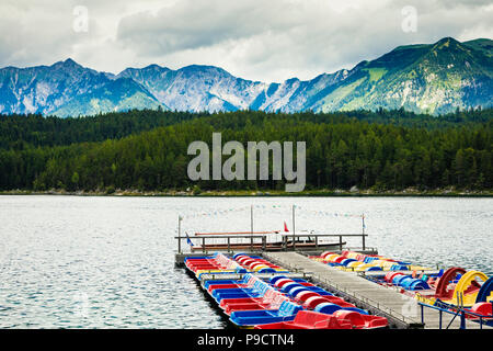 Les bateaux de plaisance amarrés sur Eibsee lac dans les Alpes bavaroises, Bavaria, Germany, Europe Banque D'Images