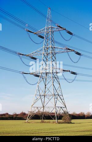 Paysage rural pylône de l'électricité dans un champ de cultures, England, UK Banque D'Images