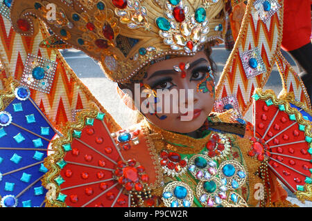 Solo, en Indonésie. 14 juillet, 2018. L'un des participants ont utilisé une variété de vêtements batik élégant durant Carnaval Solo de Batik XI défilé en Solo, le centre de Java. Batik a été approuvé par l'UNESCO comme l'un de la culture indonésienne Herritage. Credit : Devi Rahman/Pacific Press/Alamy Live News Banque D'Images