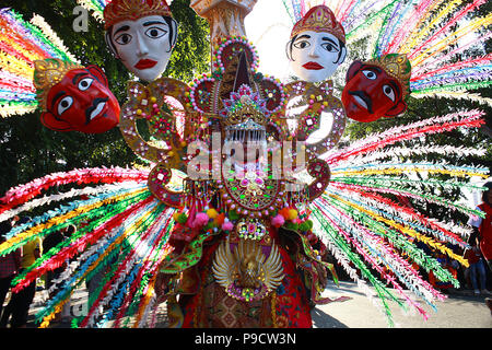 Solo, en Indonésie. 14 juillet, 2018. Des centaines de résidents ont utilisé une variété de vêtements batik élégant durant Carnaval Solo de Batik XI défilé en Solo, le centre de Java. Batik a été approuvé par l'UNESCO comme l'un de la culture indonésienne Herritage. Credit : Devi Rahman/Pacific Press/Alamy Live News Banque D'Images