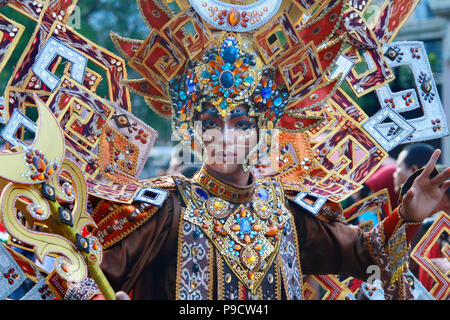 Solo, en Indonésie. 14 juillet, 2018. L'un des participants ont utilisé une variété de vêtements batik élégant durant Carnaval Solo de Batik XI défilé en Solo, le centre de Java. Batik a été approuvé par l'UNESCO comme l'un de la culture indonésienne Herritage. Credit : Devi Rahman/Pacific Press/Alamy Live News Banque D'Images