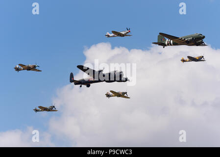 Battle of Britain Memorial Flight Trenchard Plus vol en formation au Royal International Air Tattoo, RIAT, RAF Fairford, UK. RAF Royal Air Force Banque D'Images