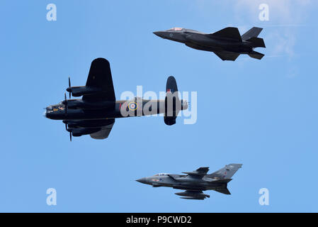 617e Escadron l'Escadron 617 Dambusters commémoration, Avro Lancaster, Tornado, F-35 volant à la Royal International Air Tattoo, RIAT, RAF Fairford, UK. Banque D'Images