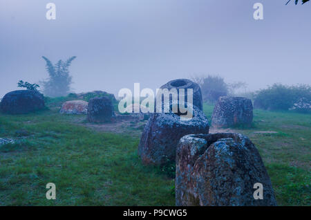 Entre un champ de mines terrestres et de bombes de la guerre du Vietnam, d'anciens pots sont les derniers témoins d'une civilisation laotienne perdue. La Plaine des Jarres, nw Banque D'Images