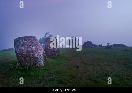 Entre un champ de mines terrestres et de bombes de la guerre du Vietnam, d'anciens pots sont les derniers témoins d'une civilisation laotienne perdue. La Plaine des Jarres, nw Banque D'Images