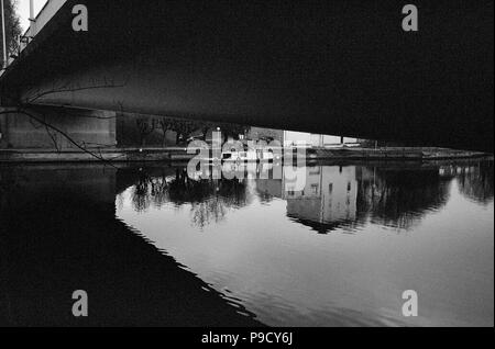 AJAXNETPHOTO. BOUGIVAL, FRANCE. - SEINE - VUE DE SOUS LE PONT MODERNE QUI RELIE LE VILLAGE DE BOUGIVAL À ILE DE LA CHAUSSEE. 19ème siècle artistes impressionnistes Alfred Sisley et Camille PISSARRO ONT TOUS DEUX FAIT DES ÉTUDES SUR LA VIE DE LA RIVIÈRE PRÈS D'ici. PHOTO:JONATHAN EASTLAND/AJAX REF:CD780 1103 7520019 Banque D'Images