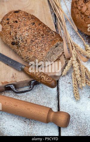 Pain ensemencée sur une carte de pain avec du blé et un couteau à pain. UK Banque D'Images