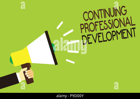 La main conceptuel montrant un développement professionnel continu. Photo d'affaires mettant en valeur le suivi et documenter les connaissances Man holding megaphon Banque D'Images