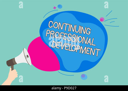 La main conceptuel montrant un développement professionnel continu. Photo d'affaires mettant en valeur le suivi et documenter les connaissances Man holding Megaphon Banque D'Images