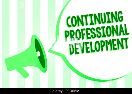 La main conceptuel montrant un développement professionnel continu. Photo d'affaires suivi texte et documenter les connaissances haut-parleur mégaphone gree Banque D'Images