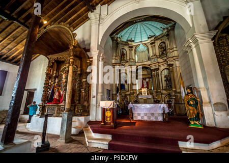 Vues intérieures de la Basílica Menor de Santiago Apóstol Church de Natá au Panama Banque D'Images