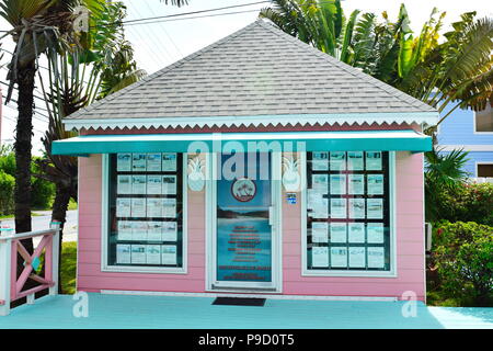 Rose et bleu turquoise bâtiments peints au centre-ville de Marsh Harbour, Abaco, Bahamas. Banque D'Images