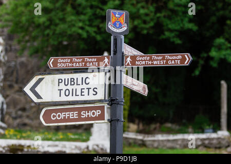 La signalisation routière avec l'itinéraire aux touristes se rendant sur abbaye de Fore à l'avant-Village de comté de Westmeath Irlande Banque D'Images