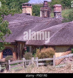 Maisons sur le plateau de cinéma Hobbiton Matamata, NZ Banque D'Images