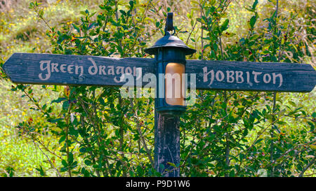 Panneau routier à l'Hobbiton movie set, Matamata NZ Banque D'Images