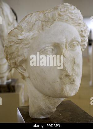 Tête d'Apollon (copie d'un original grec du 4e siècle). 2e trimestre de la 1ère annonce centurry. Forum de la colonie, Tarragone, Espagne. Musée Archéologique National. Tarragone. L'Espagne. Banque D'Images