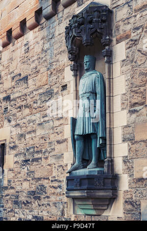 Des statues de Robert the Bruce par Thomas Clapperton à la porterie, l'entrée principale du château d'Édimbourg, Edinburgh, Ecosse, Royaume-Uni Banque D'Images