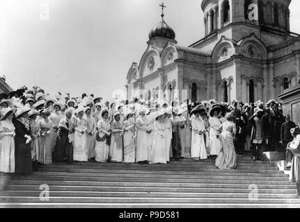 Dames d'honneur devant la Cathédrale du Christ Sauveur à Moscou. La cérémonie d'ouverture de l'Alexander III Monument. Musée : l'État russe et Film Photo Archive, Moscow. Banque D'Images