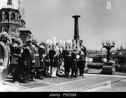 L'Empereur Nicolas II et les officiers avant la cathédrale du Christ Sauveur. La cérémonie d'ouverture de l'Alexander III Monument. Musée : l'État russe et Film Photo Archive, Moscow. Banque D'Images