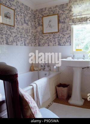 Toile de Jouy dans une salle de bains privative avec un lavabo sur pied blanc sous la fenêtre Banque D'Images