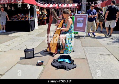 Musicien ambulant jouant de la harpe dans le marché de Piccadilly, dans la cour de St James' Church Piccadilly, Londres, Angleterre, Royaume-Uni. Banque D'Images