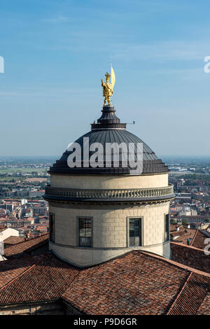 Italie,Lombardie,Bergamo,Città Alta,ville et vue sur le dôme et la Statue de la cathédrale Sant' Alessandro de Civic Tower (le 'Campanone') Banque D'Images