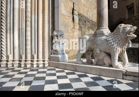 Italie,Lombardie,Bergamo,Città Alta, détail de façade de la Basilique de Santa Maria Maggiore Banque D'Images