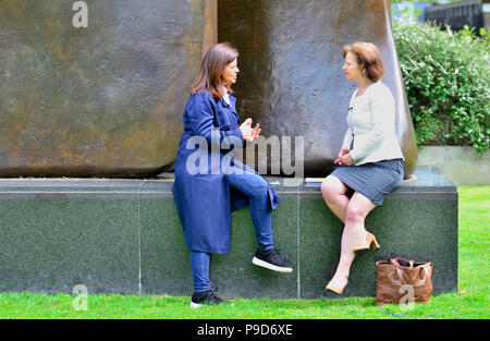 Libby Wiener (ITV News, correspondant politique, à droite) interview sur College Green... Banque D'Images