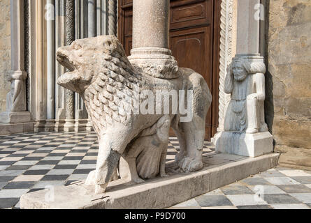 Italie,Lombardie,Bergamo,Città Alta, détail de façade de la Basilique de Santa Maria Maggiore Banque D'Images