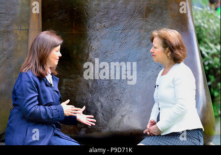 Libby Wiener (ITV News, correspondant politique, à droite) interview sur College Green... Banque D'Images