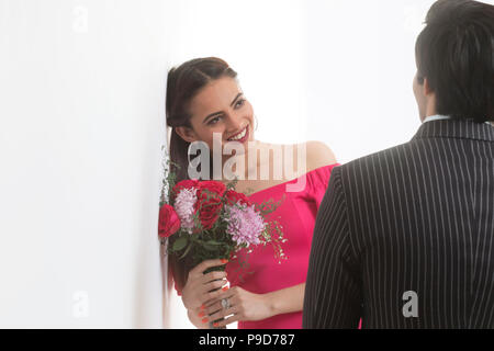 Man giving bouquet de fleurs petite amie Banque D'Images