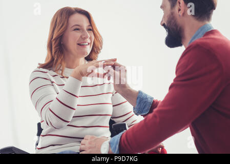 Jeune femme à la recherche heureux lors de l'obtention d'une proposition de son petit ami romantique Banque D'Images