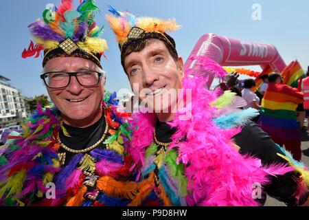 Worthing Fierté 2018 La ville de Sussex de l'Ouest a tenu son tout premier Pride Festival commençant par un défilé le long de la promenade Banque D'Images