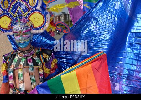 Worthing Fierté 2018 La ville de Sussex de l'Ouest a tenu son tout premier Pride Festival commençant par un défilé le long de la promenade Banque D'Images