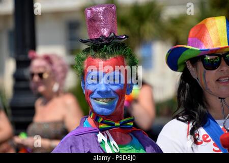 Worthing Fierté 2018 La ville de Sussex de l'Ouest a tenu son tout premier Pride Festival commençant par un défilé le long de la promenade Banque D'Images
