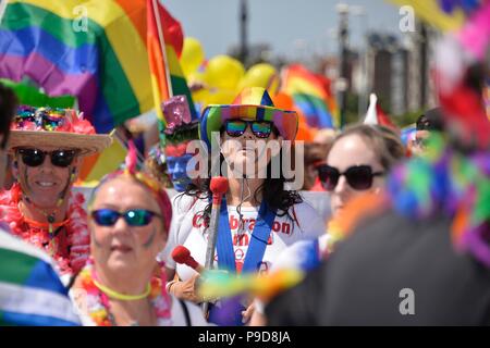 Worthing Fierté 2018 La ville de Sussex de l'Ouest a tenu son tout premier Pride Festival commençant par un défilé le long de la promenade Banque D'Images