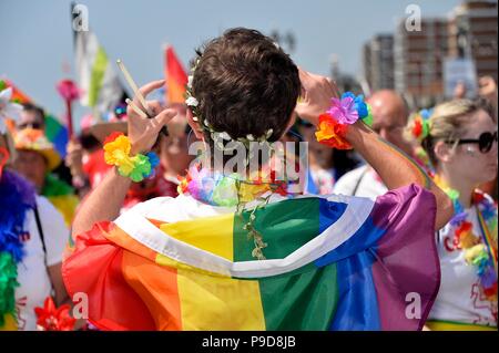 Worthing Fierté 2018 La ville de Sussex de l'Ouest a tenu son tout premier Pride Festival commençant par un défilé le long de la promenade Banque D'Images