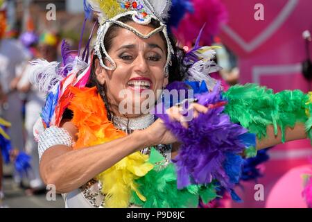 Worthing Fierté 2018 La ville de Sussex de l'Ouest a tenu son tout premier Pride Festival commençant par un défilé le long de la promenade Banque D'Images