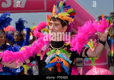 Worthing Fierté 2018 La ville de Sussex de l'Ouest a tenu son tout premier Pride Festival commençant par un défilé le long de la promenade Banque D'Images