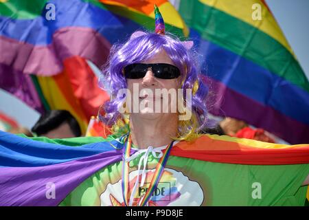 Worthing Fierté 2018 La ville de Sussex de l'Ouest a tenu son tout premier Pride Festival commençant par un défilé le long de la promenade Banque D'Images