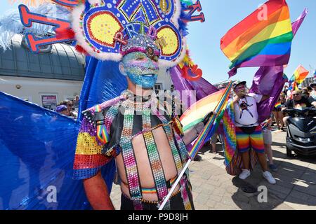 Worthing Fierté 2018 La ville de Sussex de l'Ouest a tenu son tout premier Pride Festival commençant par un défilé le long de la promenade Banque D'Images